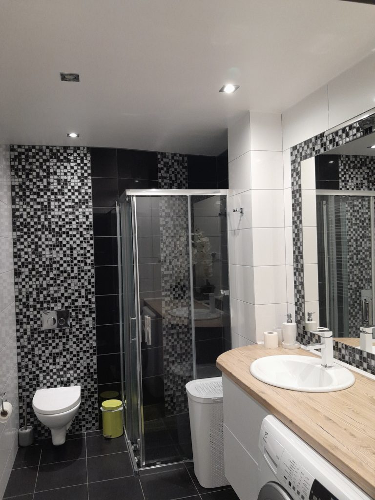 Nowoczesna łazienka z podświetlanym lustrem